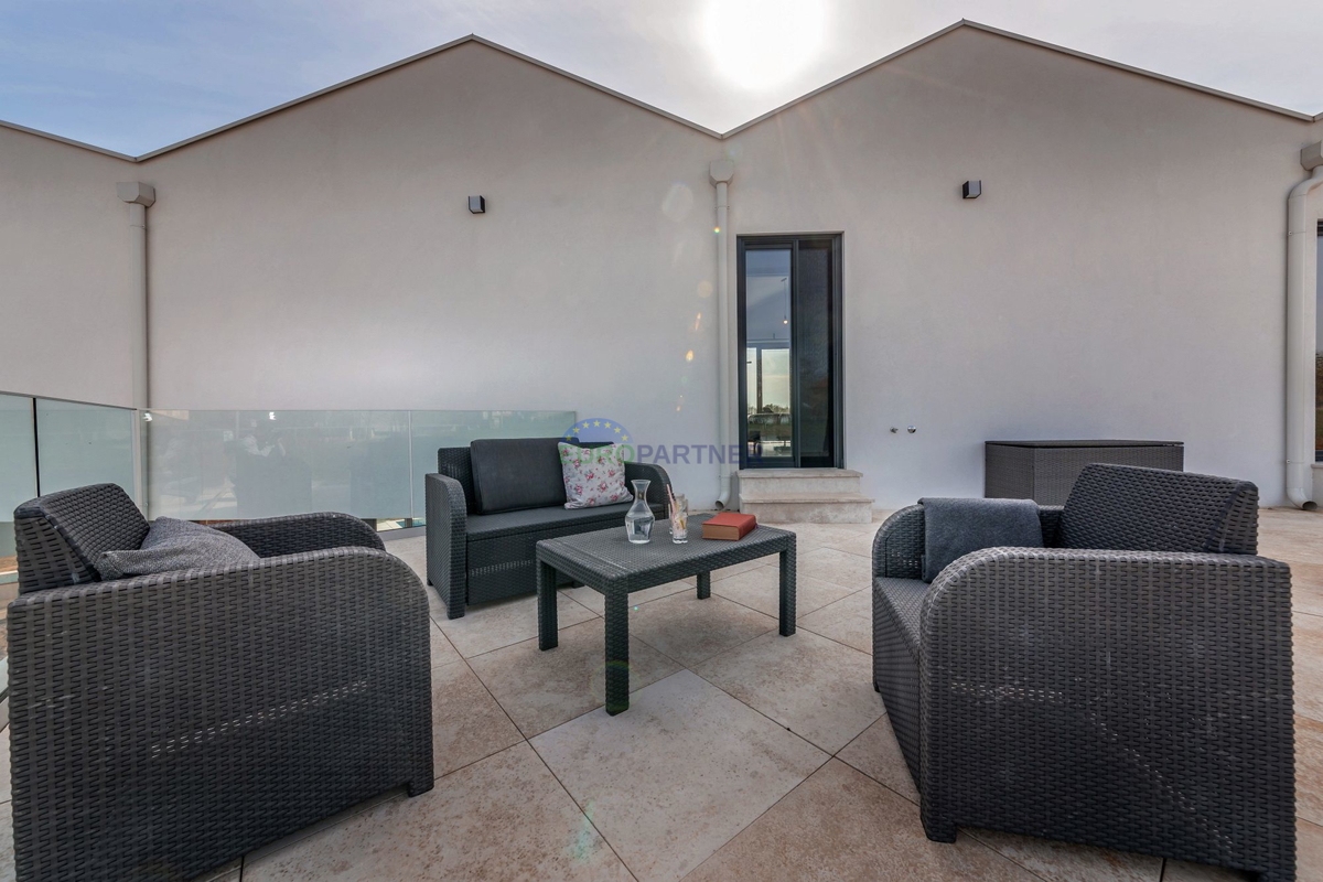 Lussuosa villa con 6000m2 di giardino, nei dintorni di Poreč.