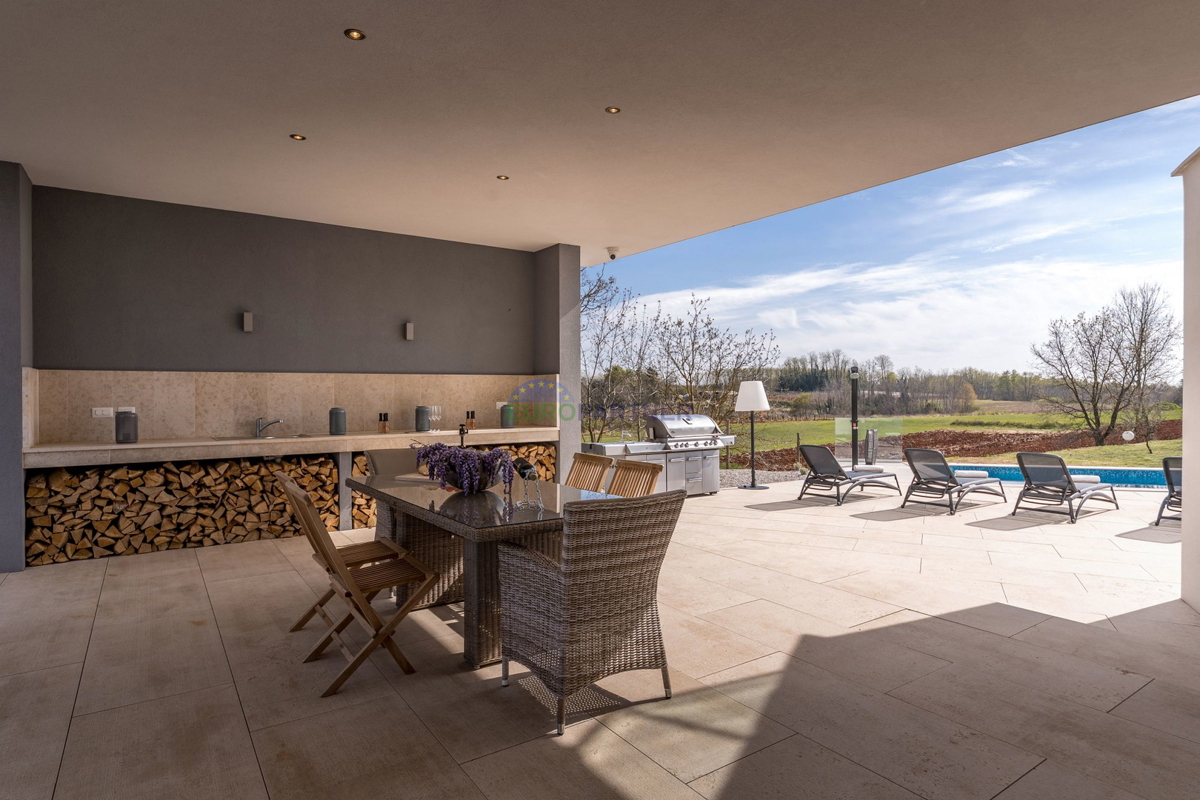 Lussuosa villa con 6000m2 di giardino, nei dintorni di Poreč.