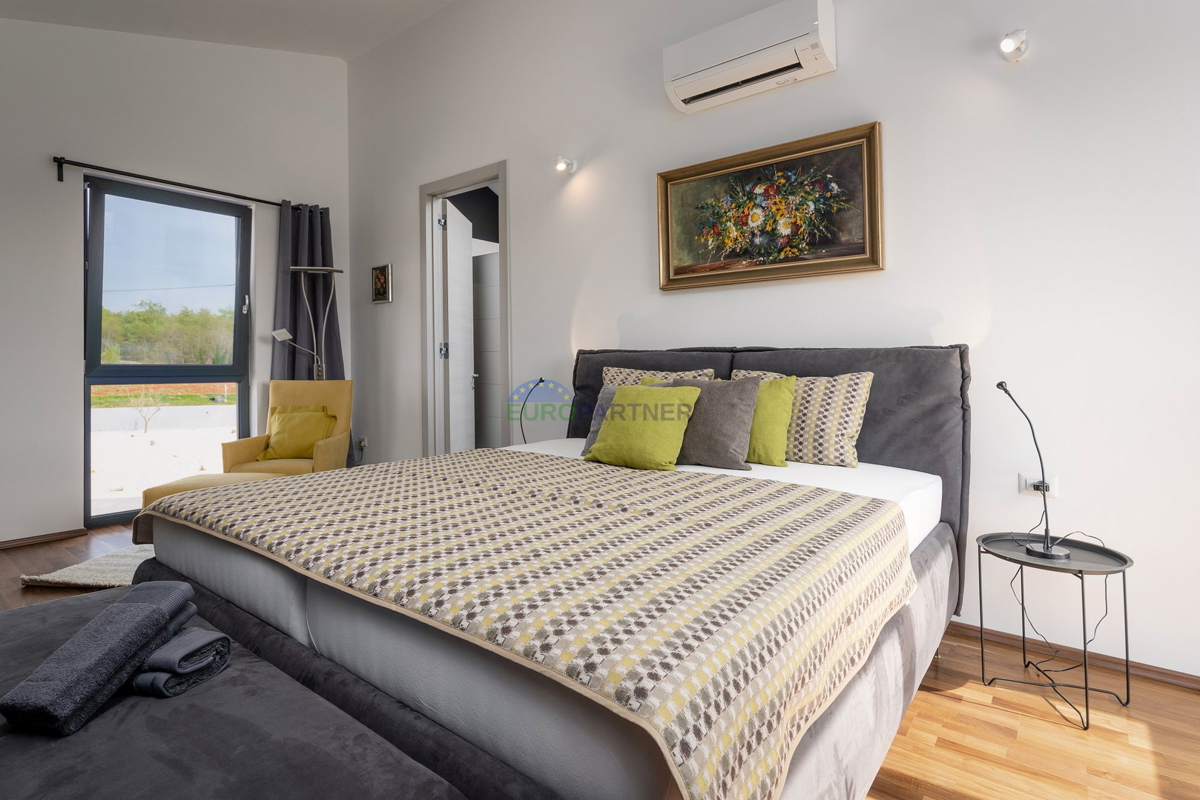 Lussuosa villa con 6000m2 di giardino, nei dintorni di Poreč.