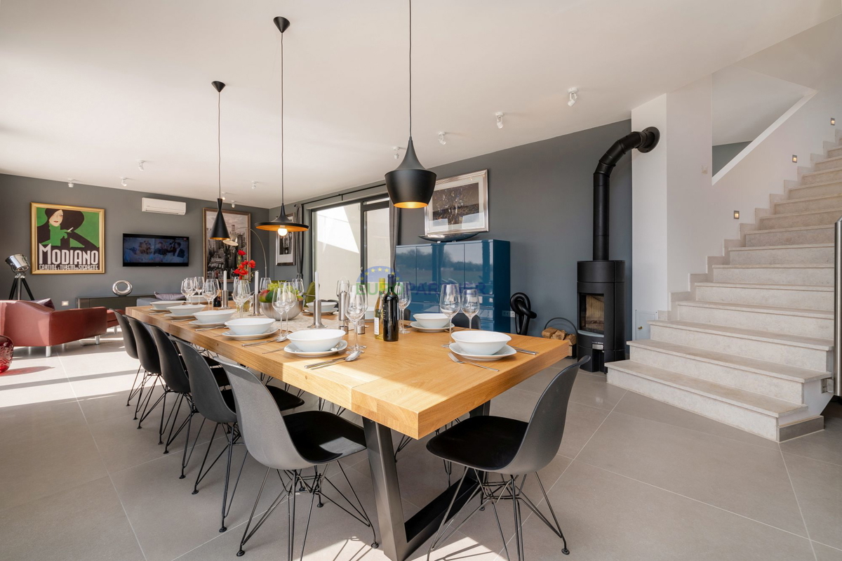 Lussuosa villa con 6000m2 di giardino, nei dintorni di Poreč.