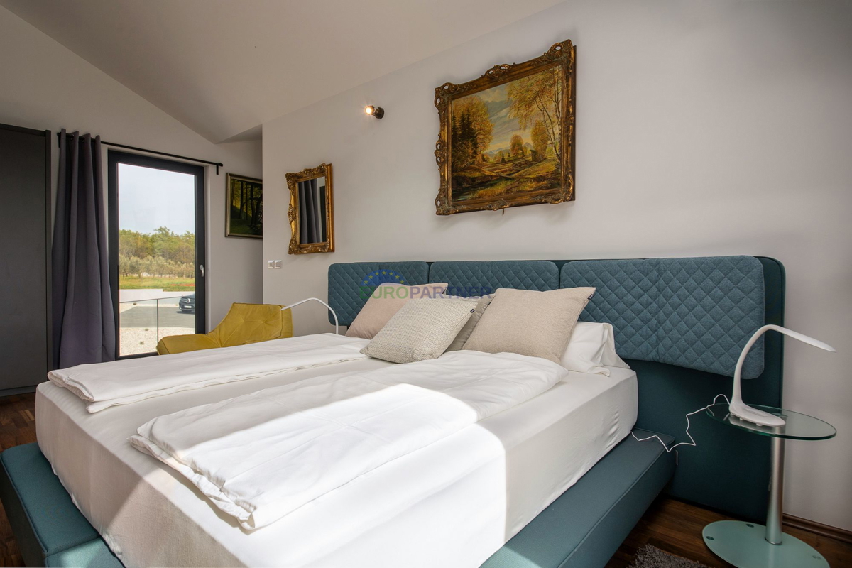 Lussuosa villa con 6000m2 di giardino, nei dintorni di Poreč.