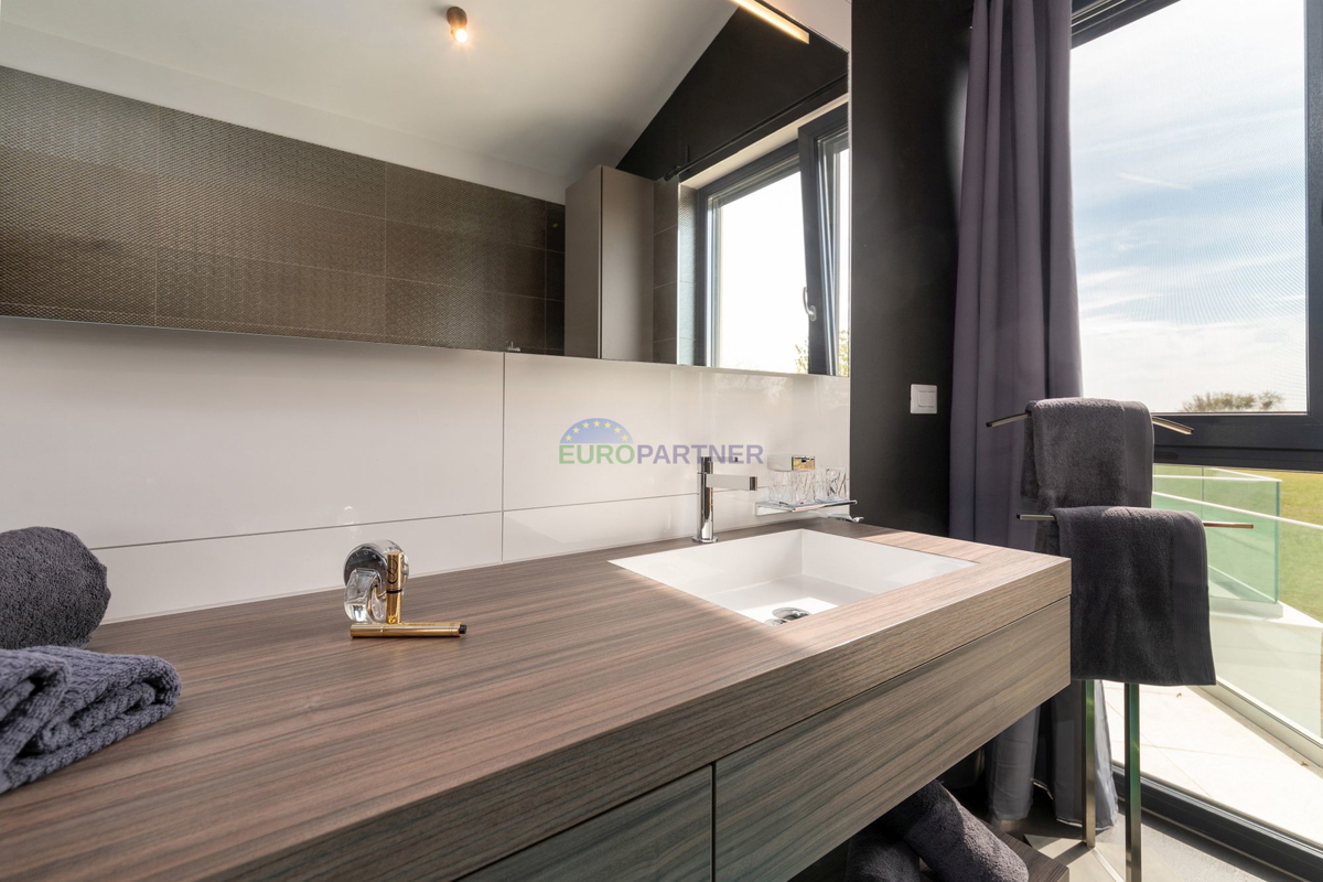 Lussuosa villa con 6000m2 di giardino, nei dintorni di Poreč.