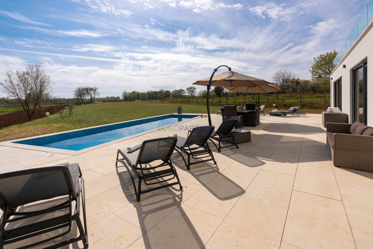 Lussuosa villa con 6000m2 di giardino, nei dintorni di Poreč.