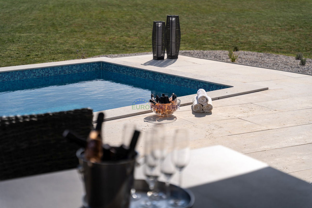 Lussuosa villa con 6000m2 di giardino, nei dintorni di Poreč.