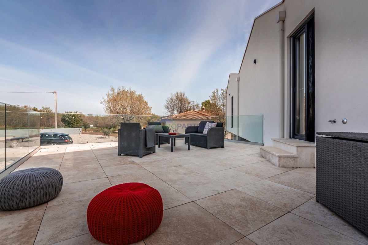 Lussuosa villa con 6000m2 di giardino, nei dintorni di Poreč.