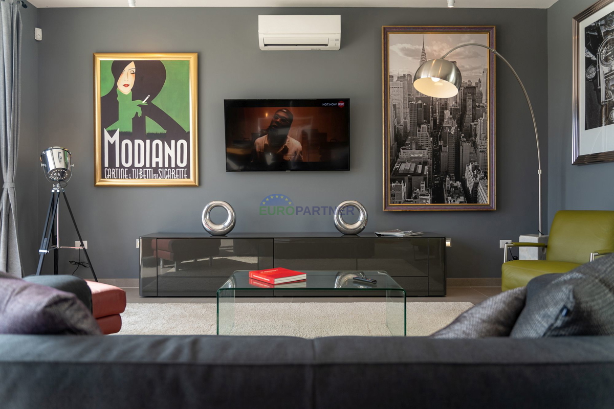 Lussuosa villa con 6000m2 di giardino, nei dintorni di Poreč.