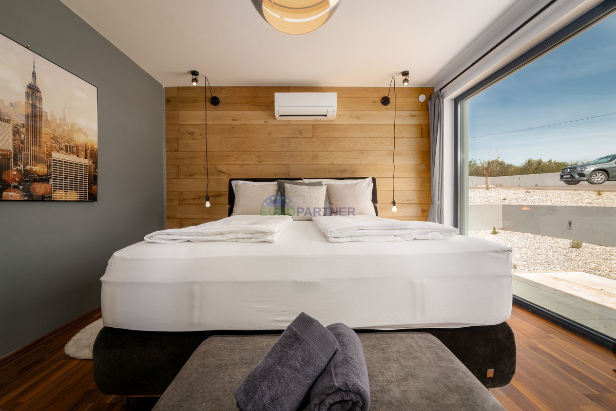 Lussuosa villa con 6000m2 di giardino, nei dintorni di Poreč.