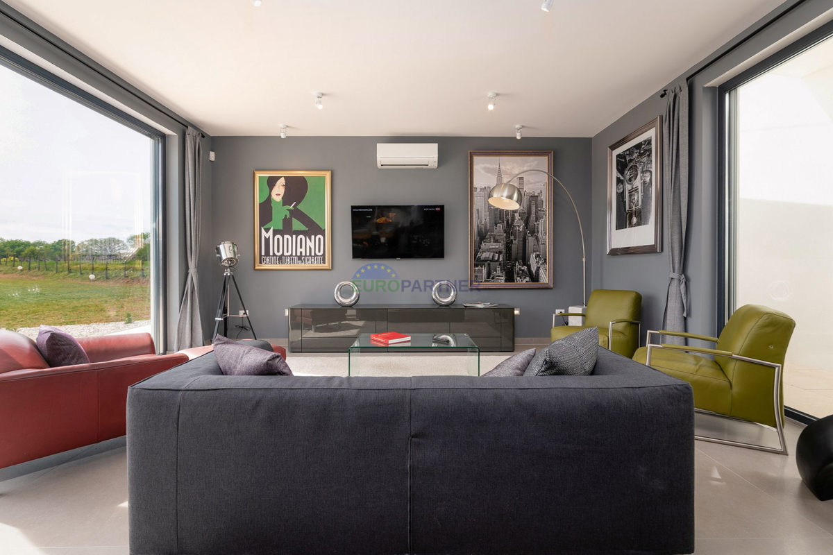 Lussuosa villa con 6000m2 di giardino, nei dintorni di Poreč.