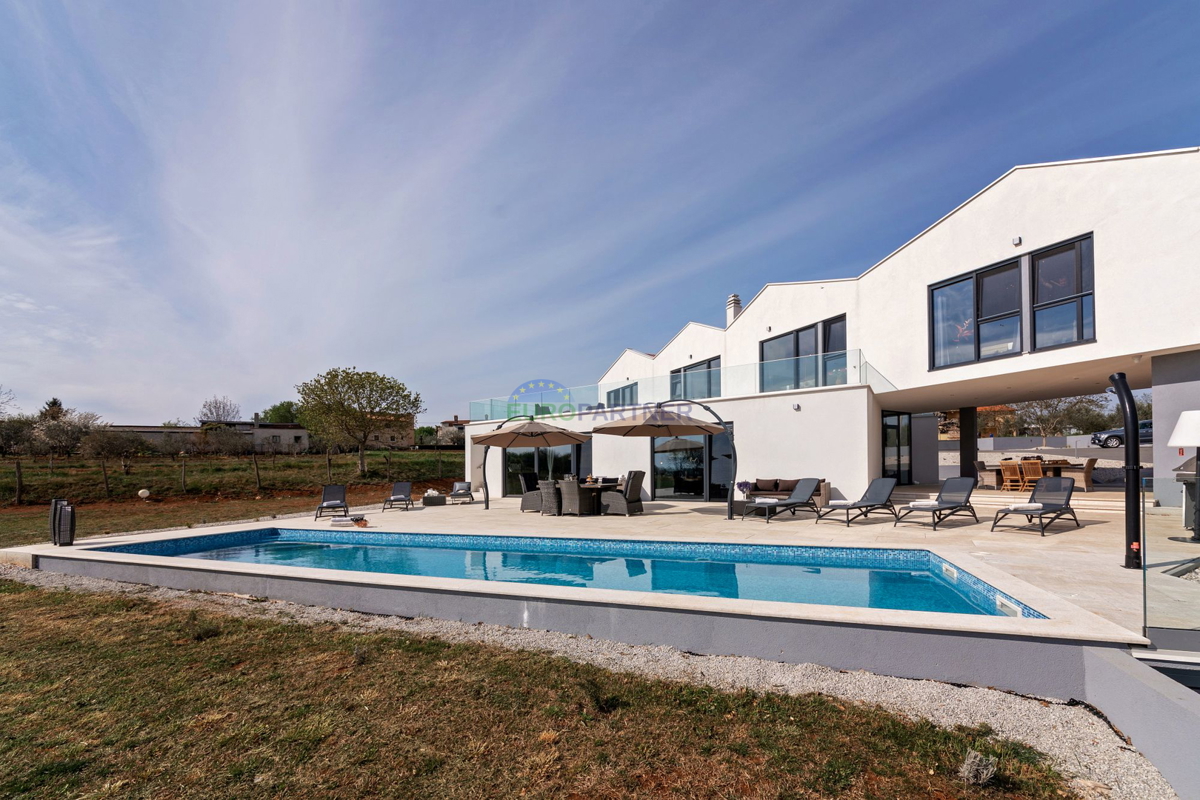 Lussuosa villa con 6000m2 di giardino, nei dintorni di Poreč.