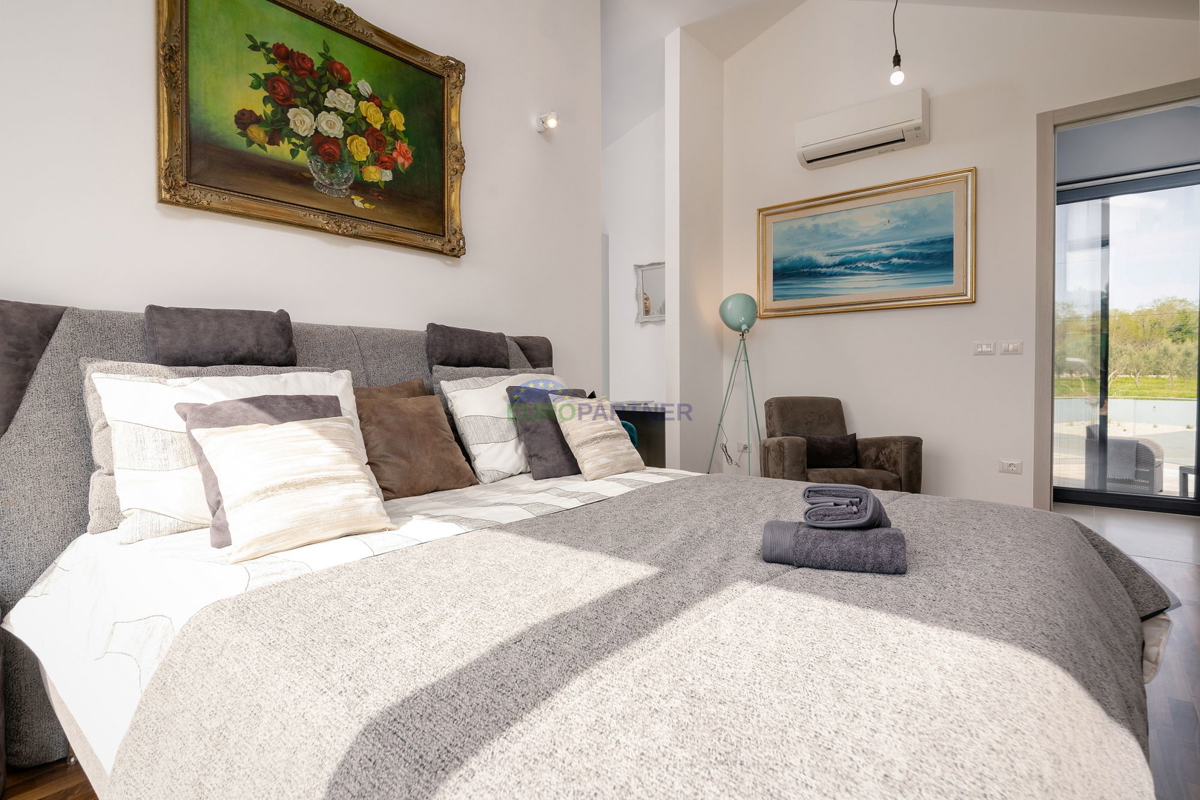 Lussuosa villa con 6000m2 di giardino, nei dintorni di Poreč.