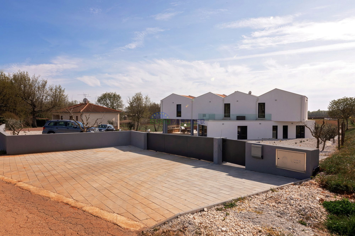 Lussuosa villa con 6000m2 di giardino, nei dintorni di Poreč.