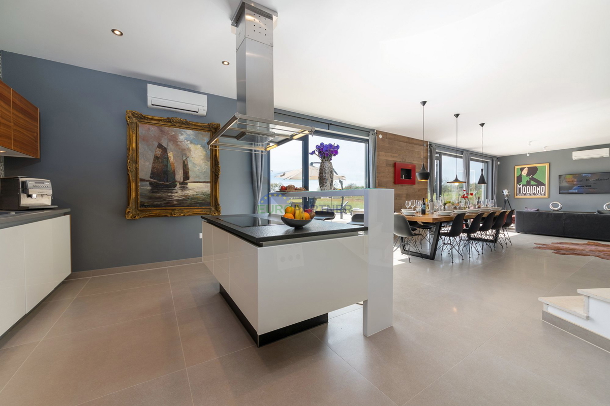 Lussuosa villa con 6000m2 di giardino, nei dintorni di Poreč.