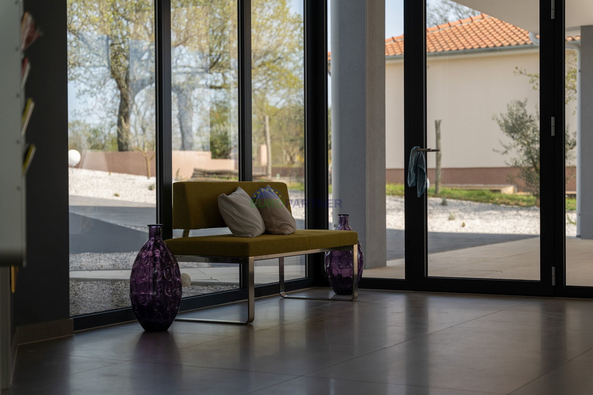 Lussuosa villa con 6000m2 di giardino, nei dintorni di Poreč.