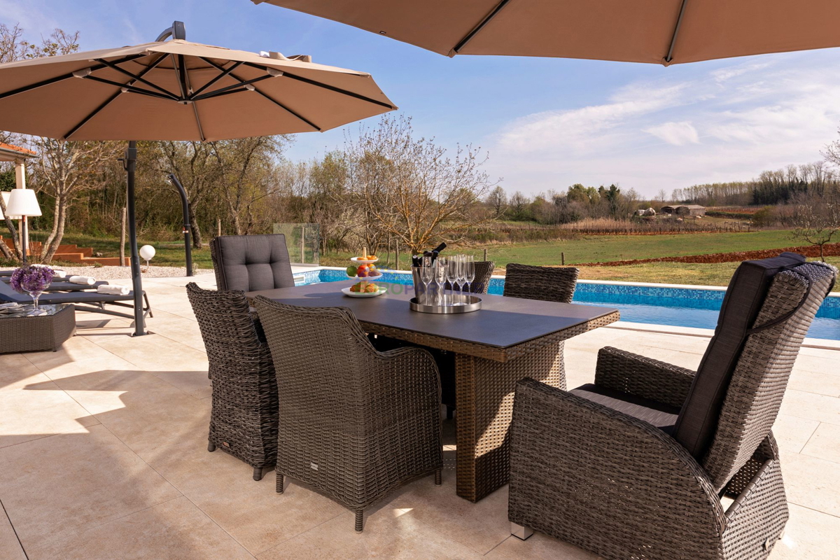 Lussuosa villa con 6000m2 di giardino, nei dintorni di Poreč.