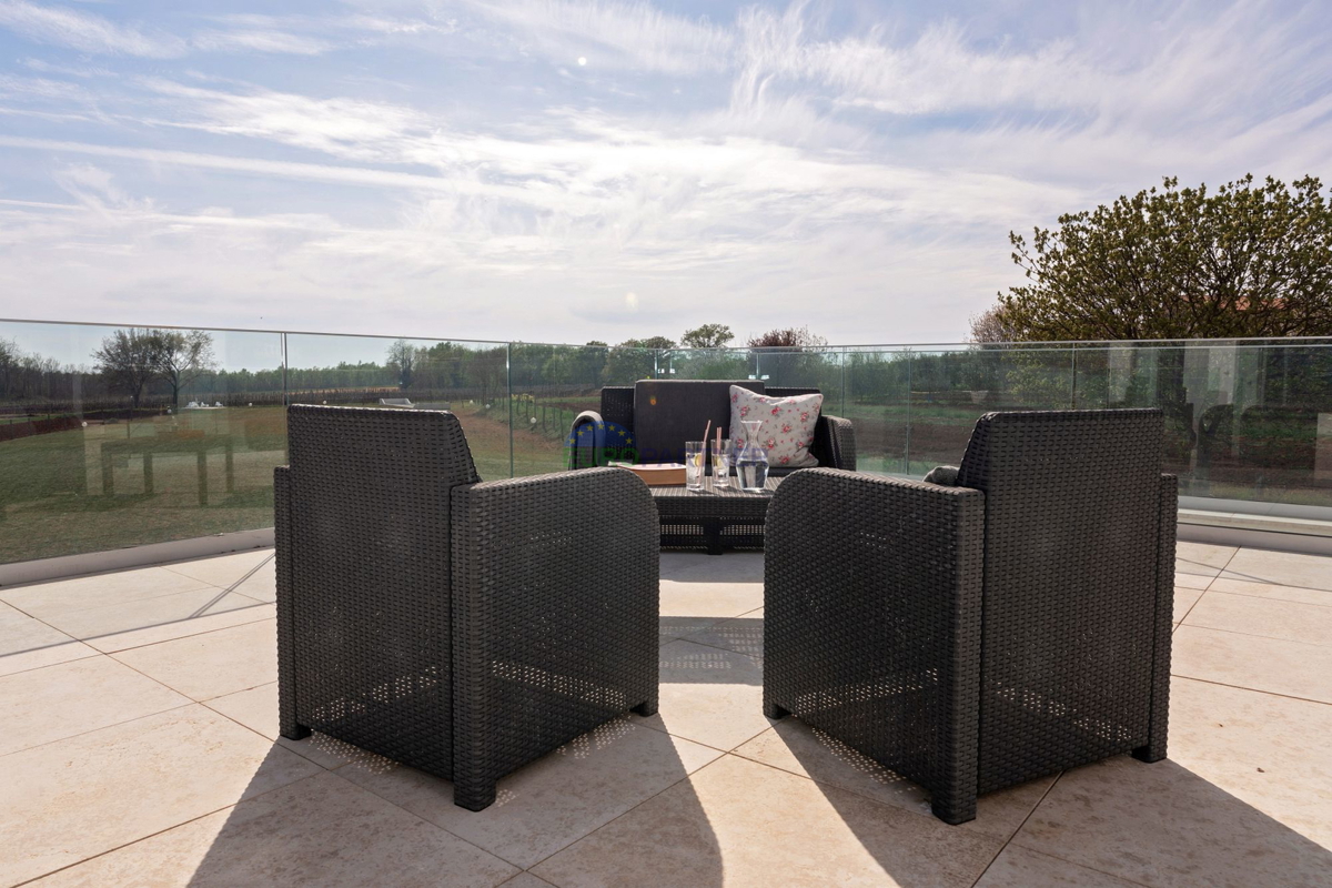 Lussuosa villa con 6000m2 di giardino, nei dintorni di Poreč.