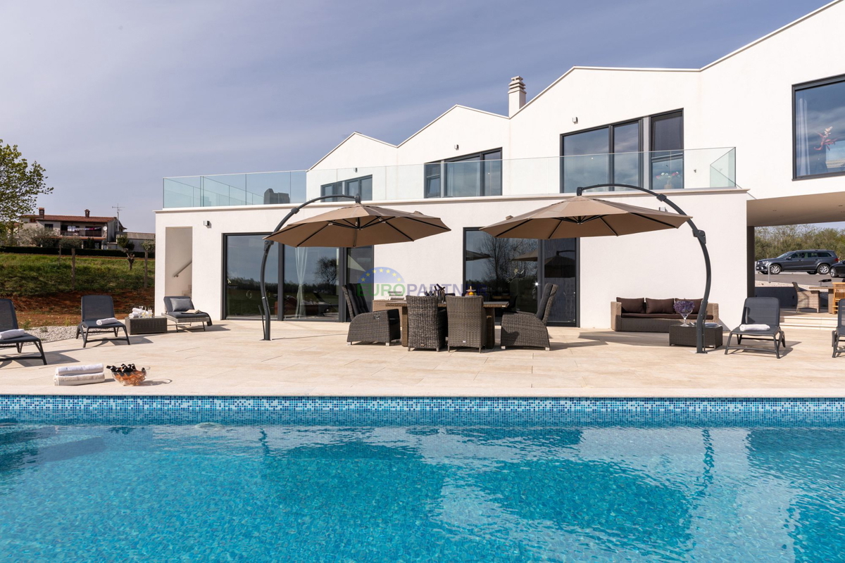 Lussuosa villa con 6000m2 di giardino, nei dintorni di Poreč.