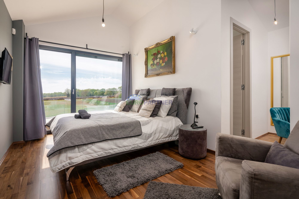 Lussuosa villa con 6000m2 di giardino, nei dintorni di Poreč.