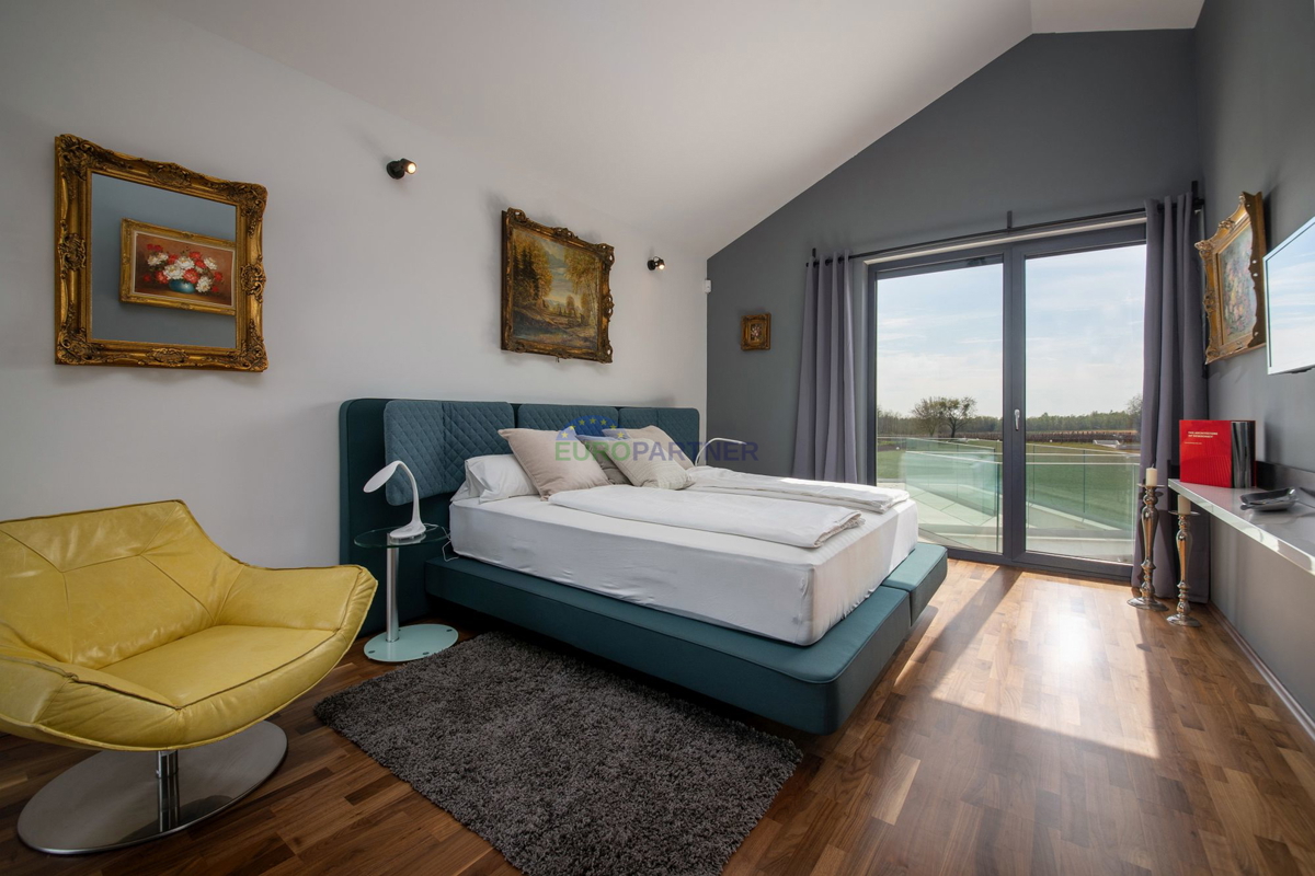 Lussuosa villa con 6000m2 di giardino, nei dintorni di Poreč.