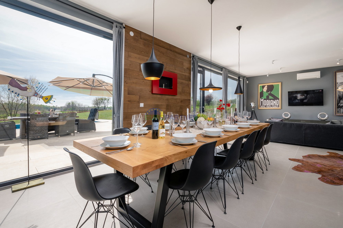 Lussuosa villa con 6000m2 di giardino, nei dintorni di Poreč.