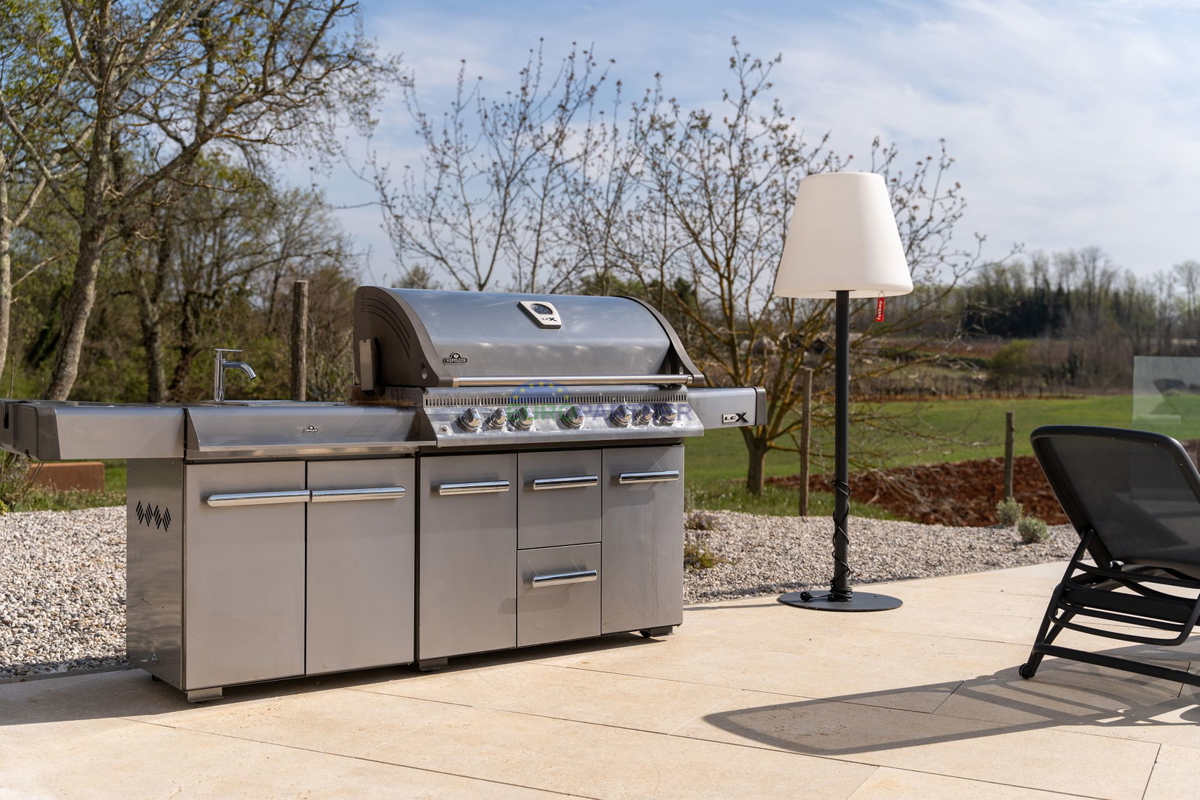 Lussuosa villa con 6000m2 di giardino, nei dintorni di Poreč.