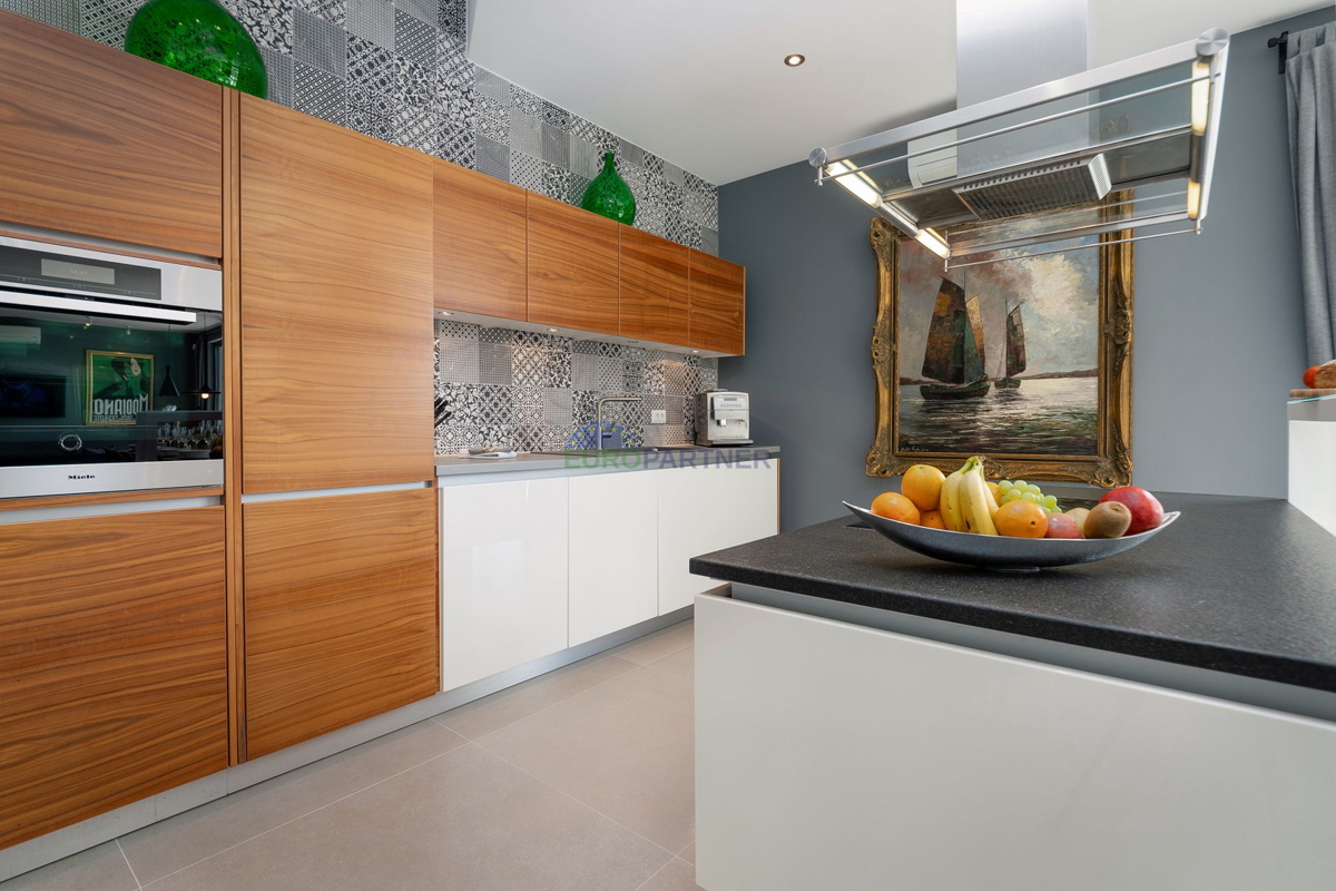 Lussuosa villa con 6000m2 di giardino, nei dintorni di Poreč.