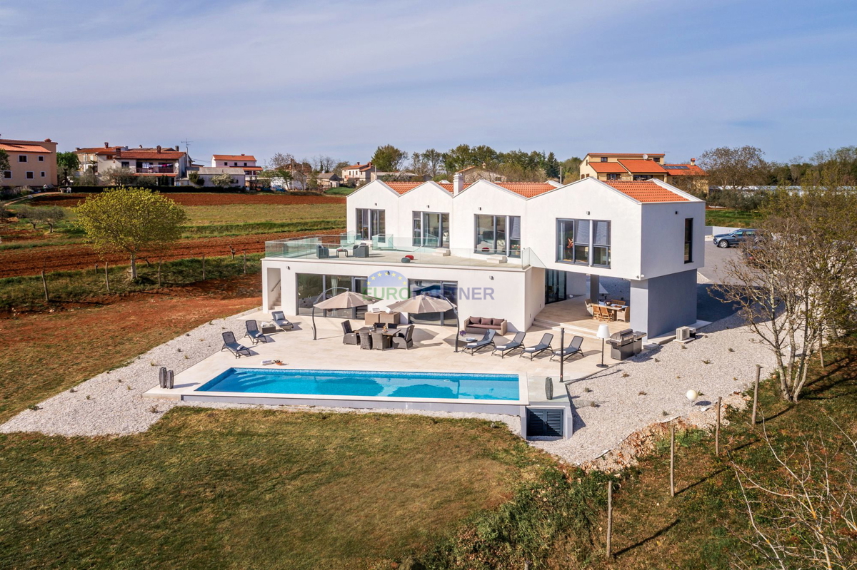 Lussuosa villa con 6000m2 di giardino, nei dintorni di Poreč.