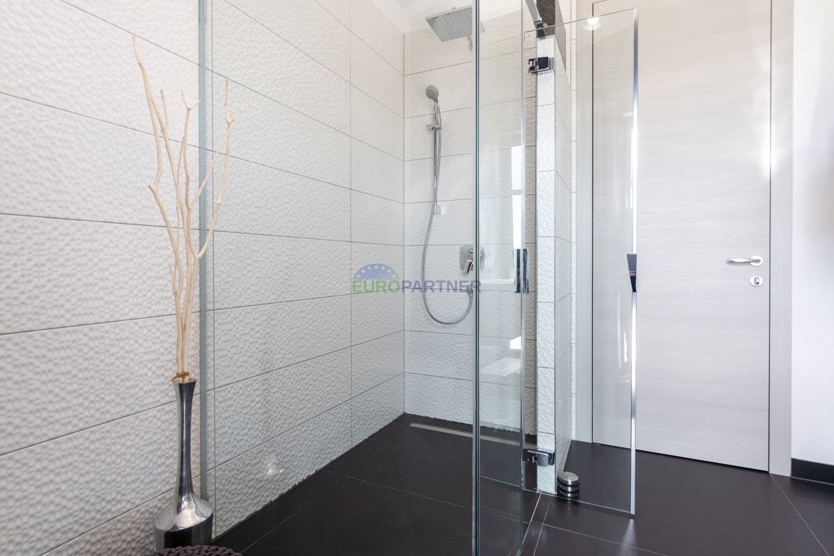 Lussuosa villa con 6000m2 di giardino, nei dintorni di Poreč.