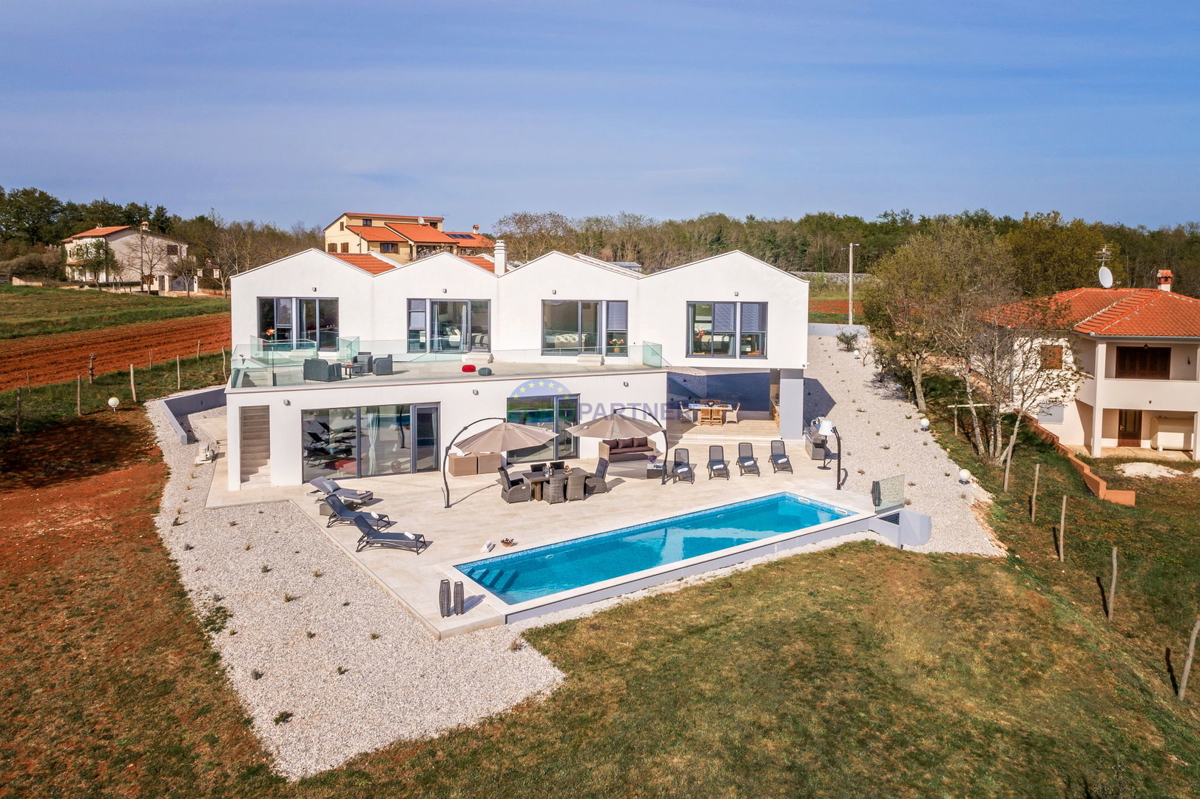Lussuosa villa con 6000m2 di giardino, nei dintorni di Poreč.