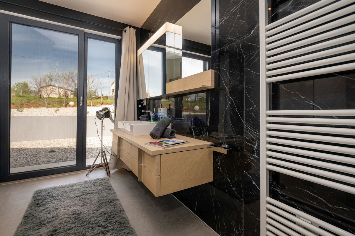 Lussuosa villa con 6000m2 di giardino, nei dintorni di Poreč.