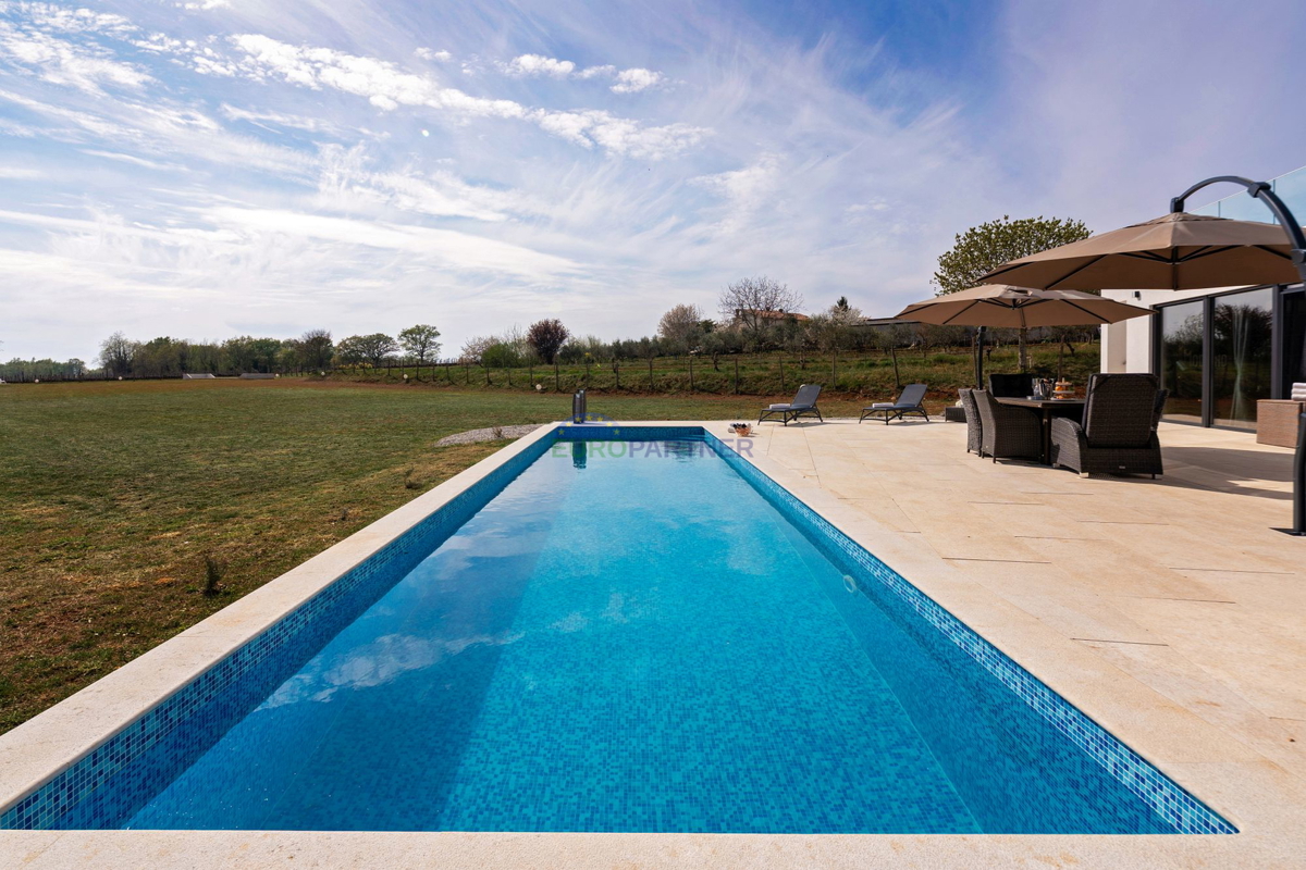 Lussuosa villa con 6000m2 di giardino, nei dintorni di Poreč.