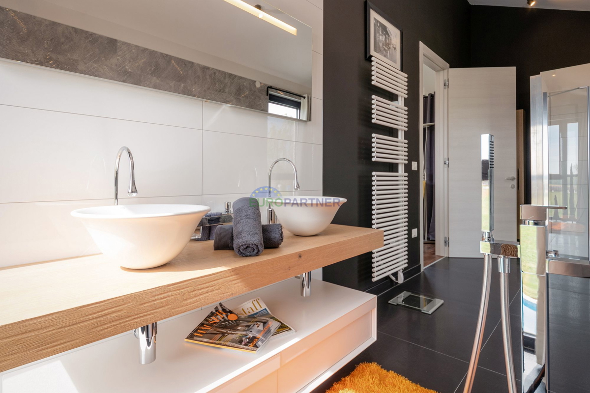 Lussuosa villa con 6000m2 di giardino, nei dintorni di Poreč.