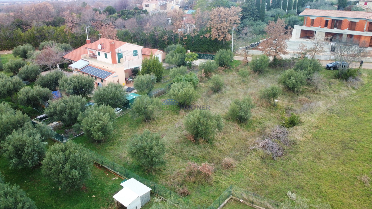 Terreno edificabile con vista sugli uliveti, nei dintorni di Poreč.