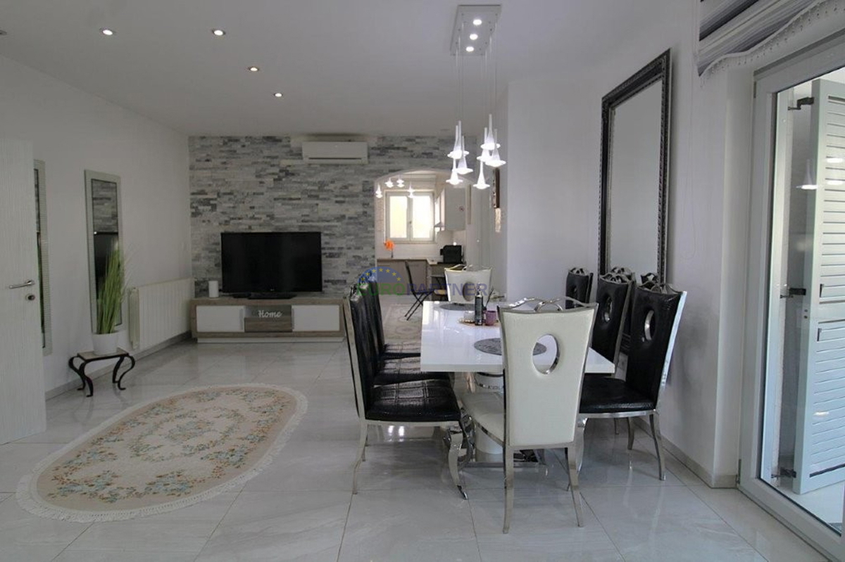 Villetta mediterranea con piscina, a 7 km da Parenzo