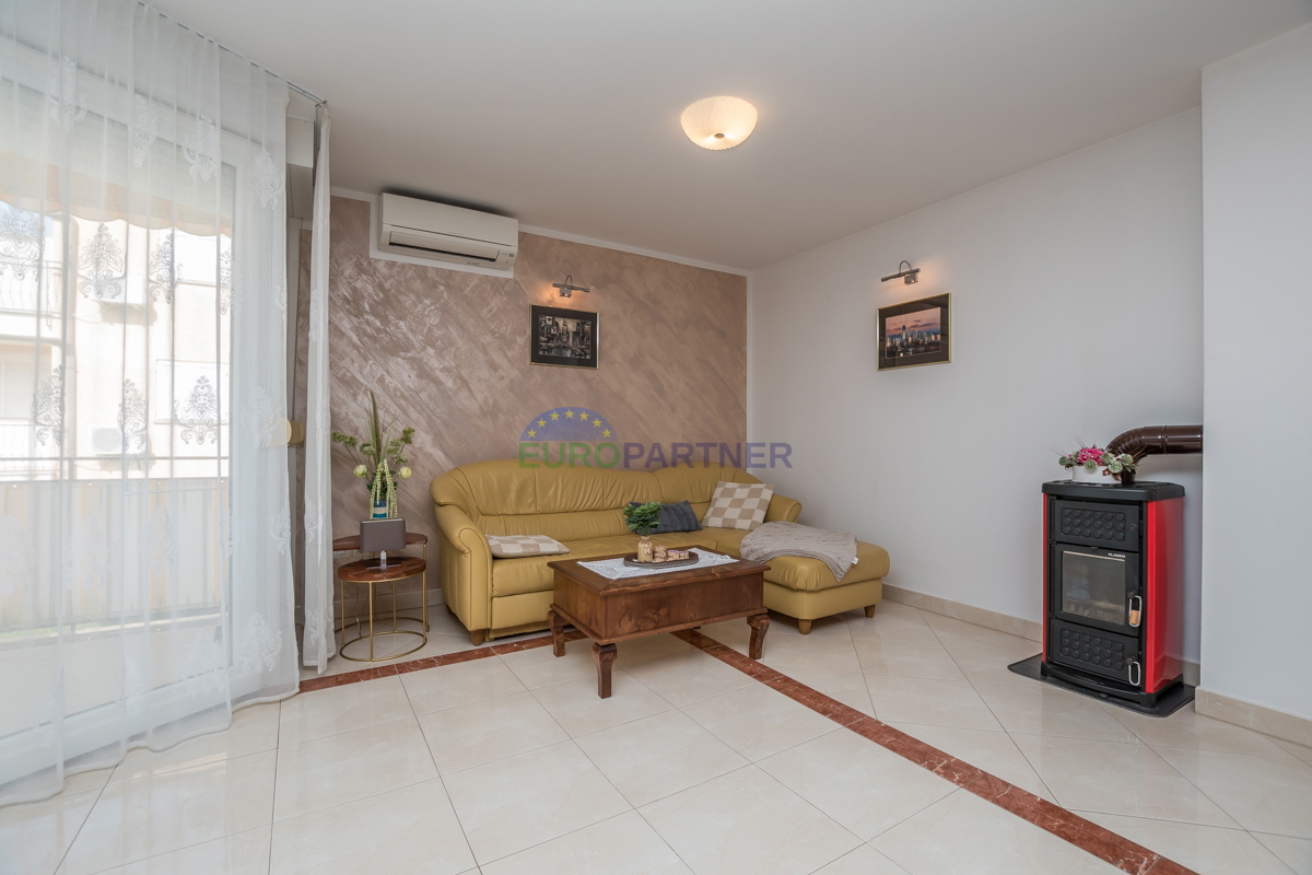 Poreč, appartamento di 90m2 con vista mare! 700m dal mare