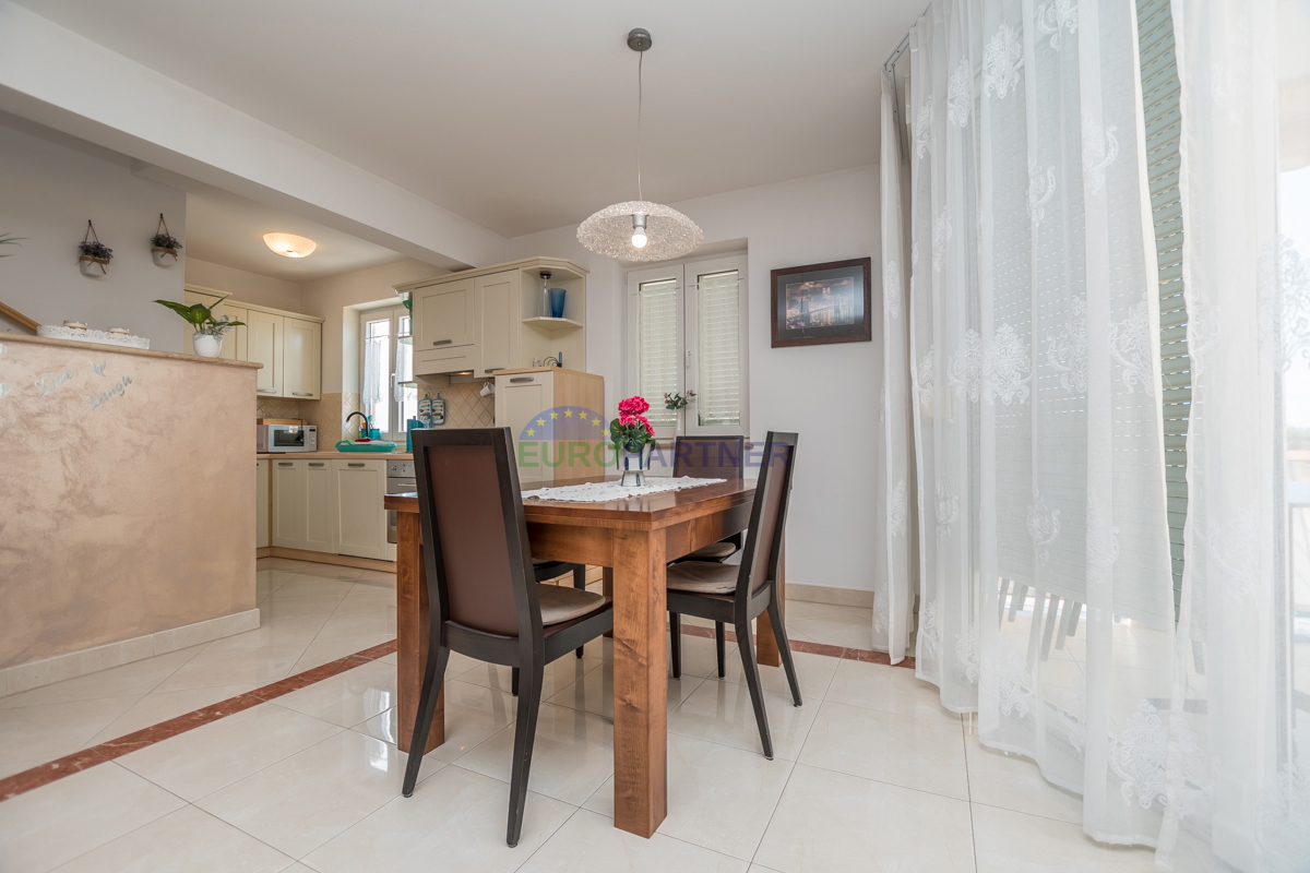 Poreč, appartamento di 90m2 con vista mare! 700m dal mare