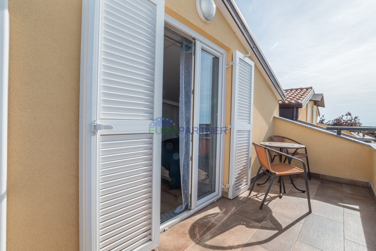 Poreč, appartamento di 90m2 con vista mare! 700m dal mare