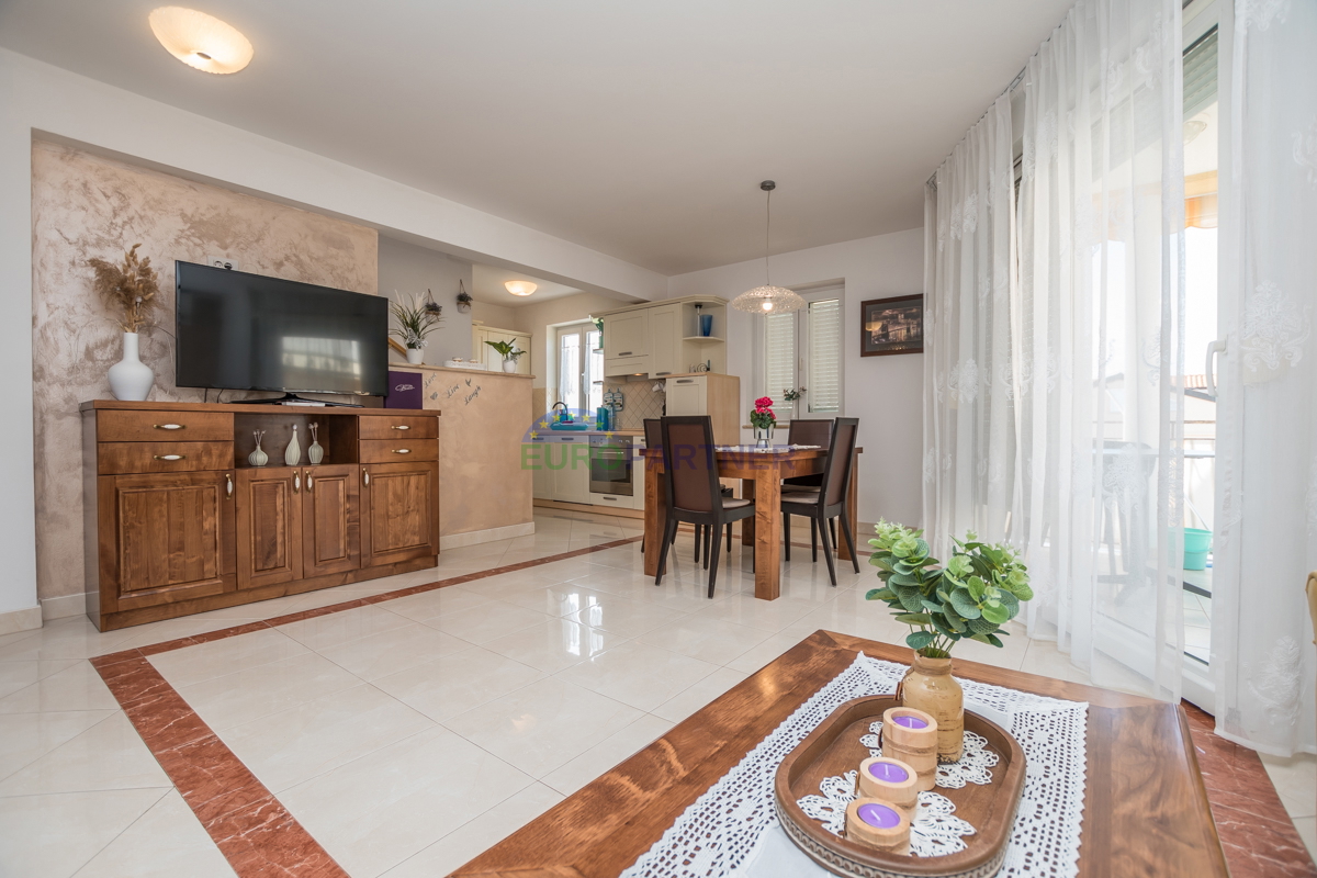 Poreč, appartamento di 90m2 con vista mare! 700m dal mare