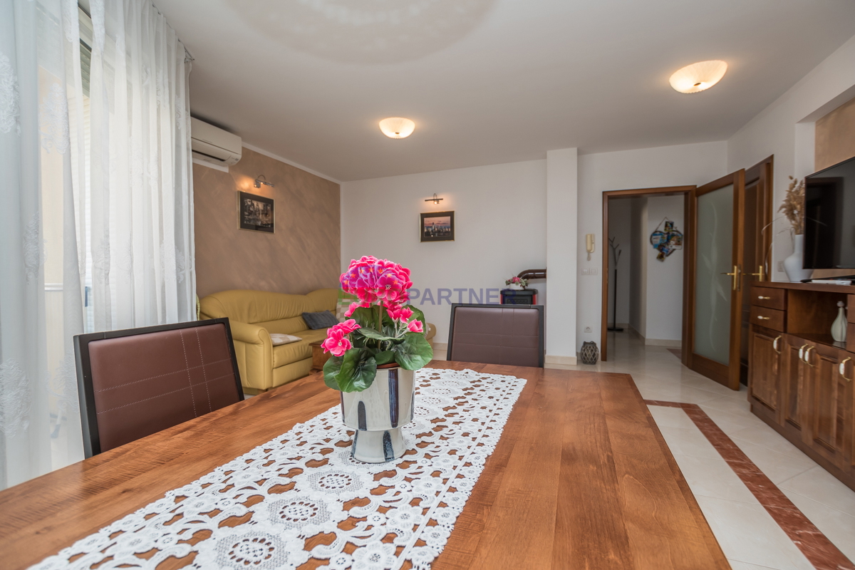 Poreč, appartamento di 90m2 con vista mare! 700m dal mare