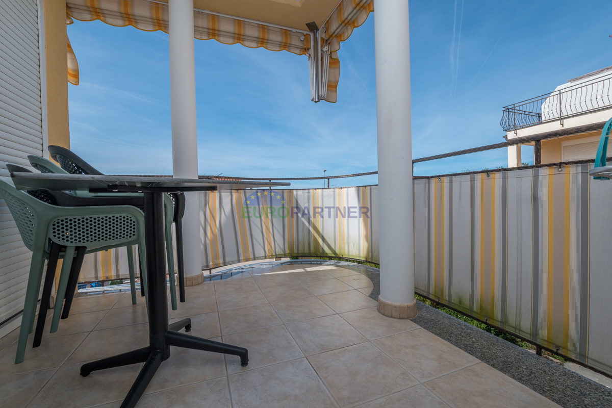 Poreč, appartamento di 90m2 con vista mare! 700m dal mare