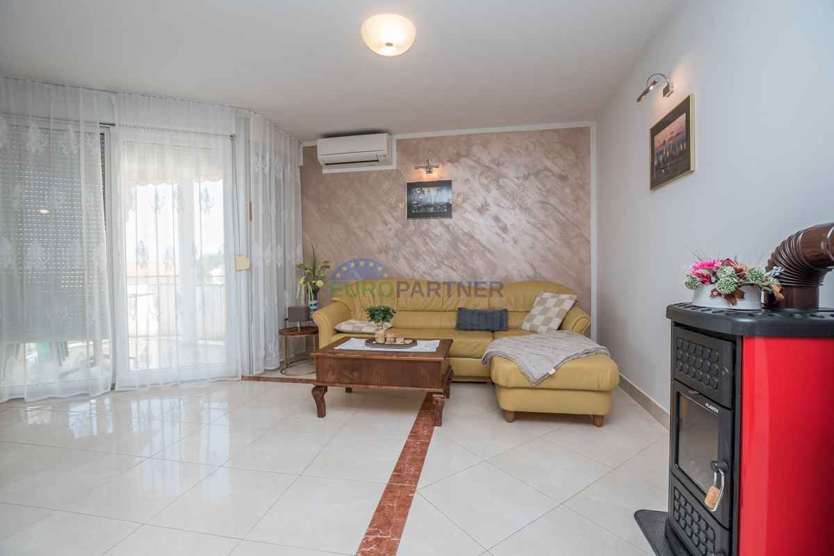 Poreč, appartamento di 90m2 con vista mare! 700m dal mare