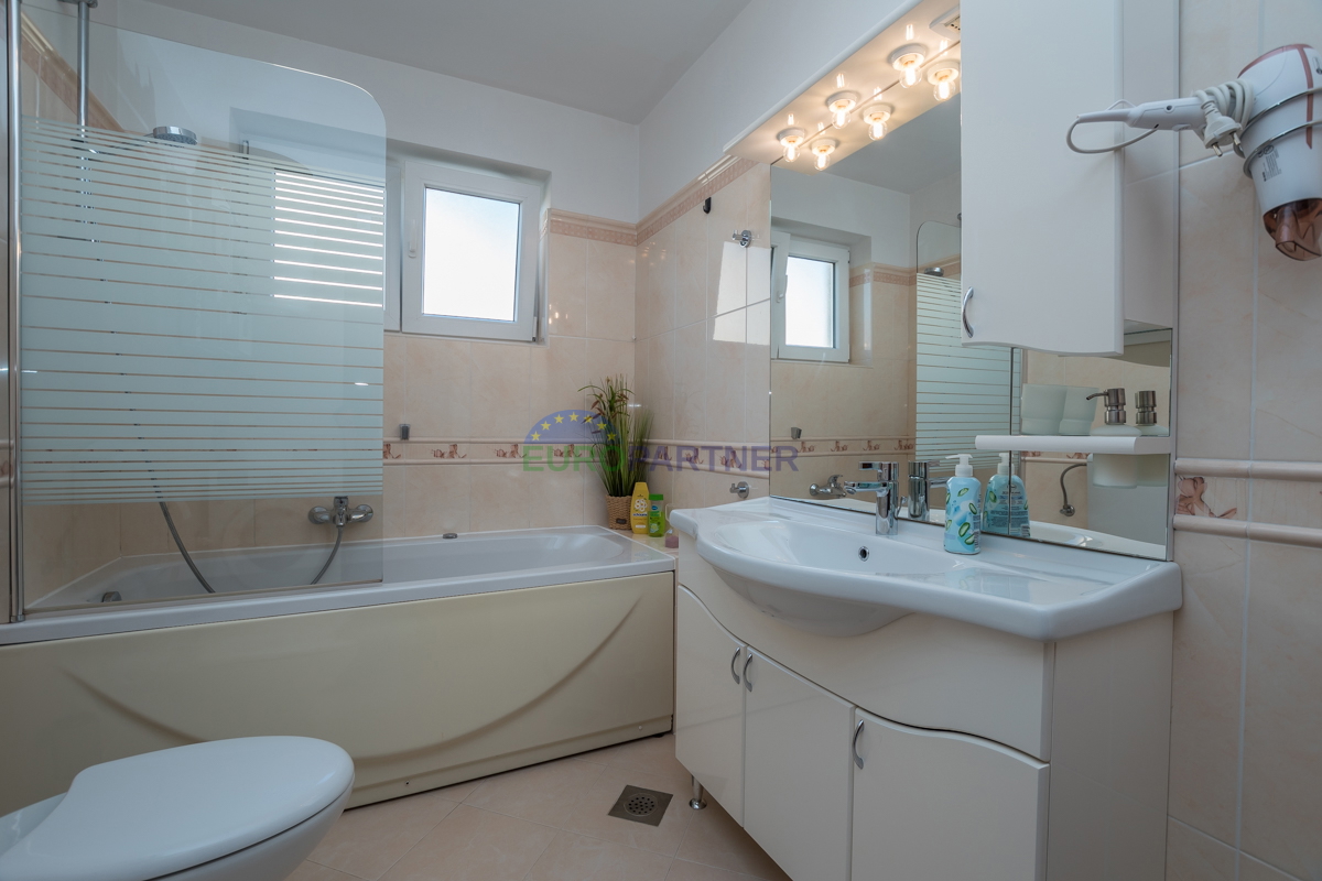 Poreč, appartamento di 90m2 con vista mare! 700m dal mare