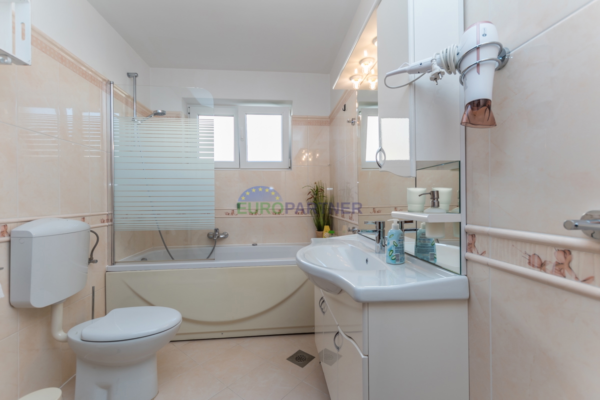 Poreč, appartamento di 90m2 con vista mare! 700m dal mare