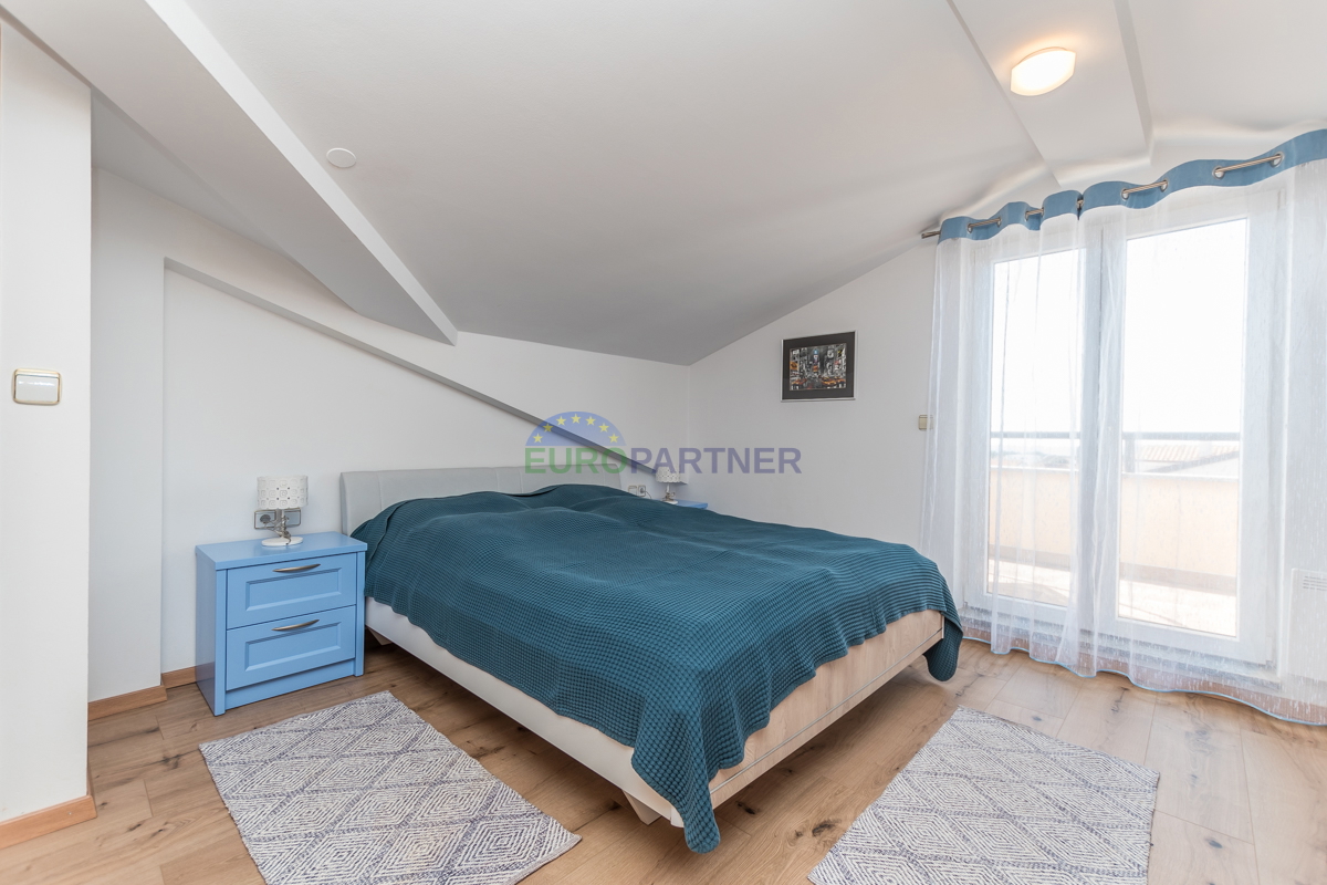 Poreč, appartamento di 90m2 con vista mare! 700m dal mare