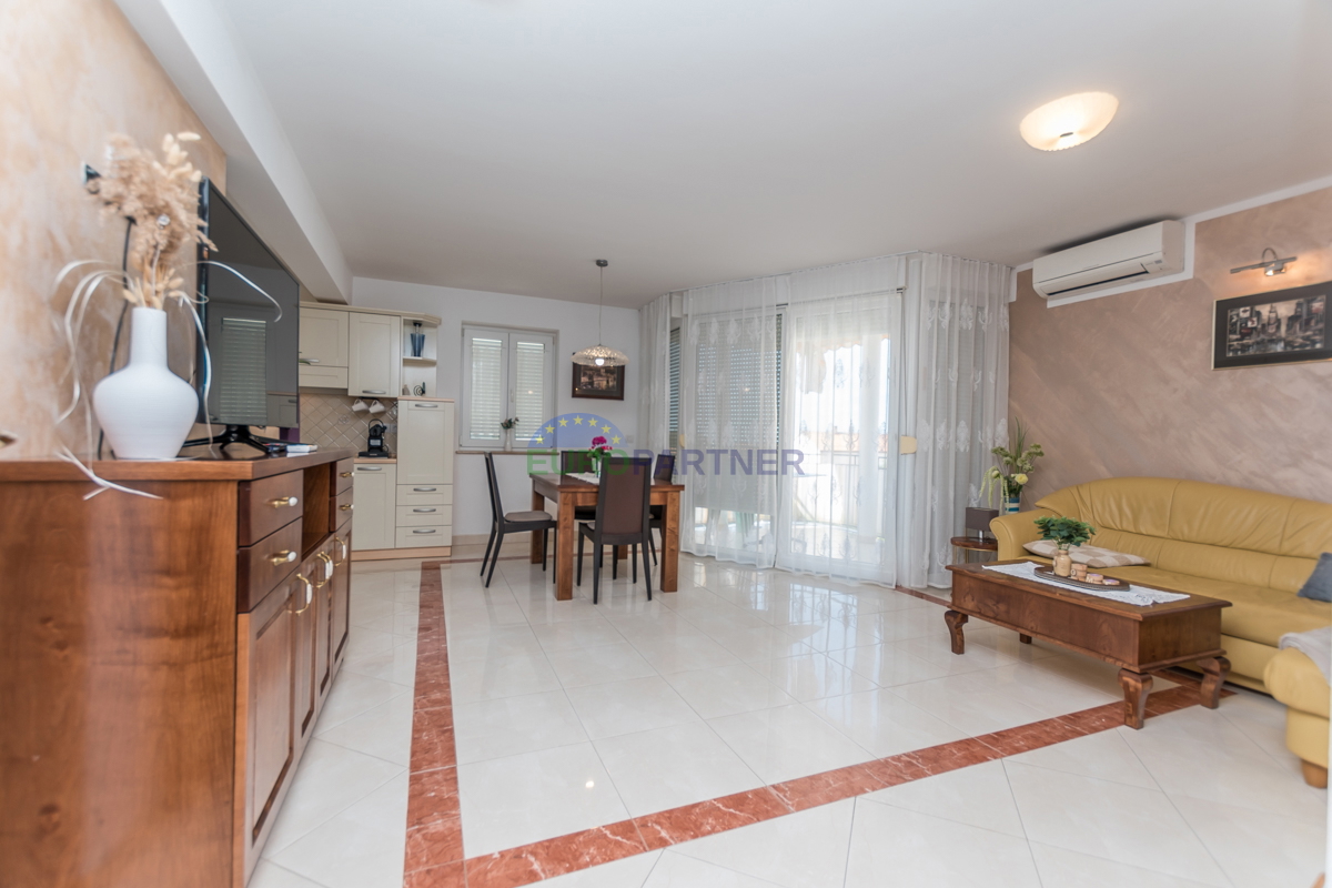 Poreč, appartamento di 90m2 con vista mare! 700m dal mare