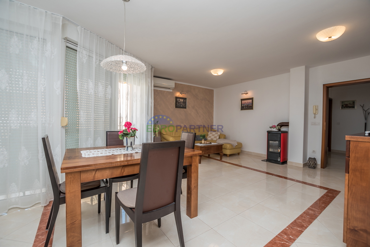 Poreč, appartamento di 90m2 con vista mare! 700m dal mare