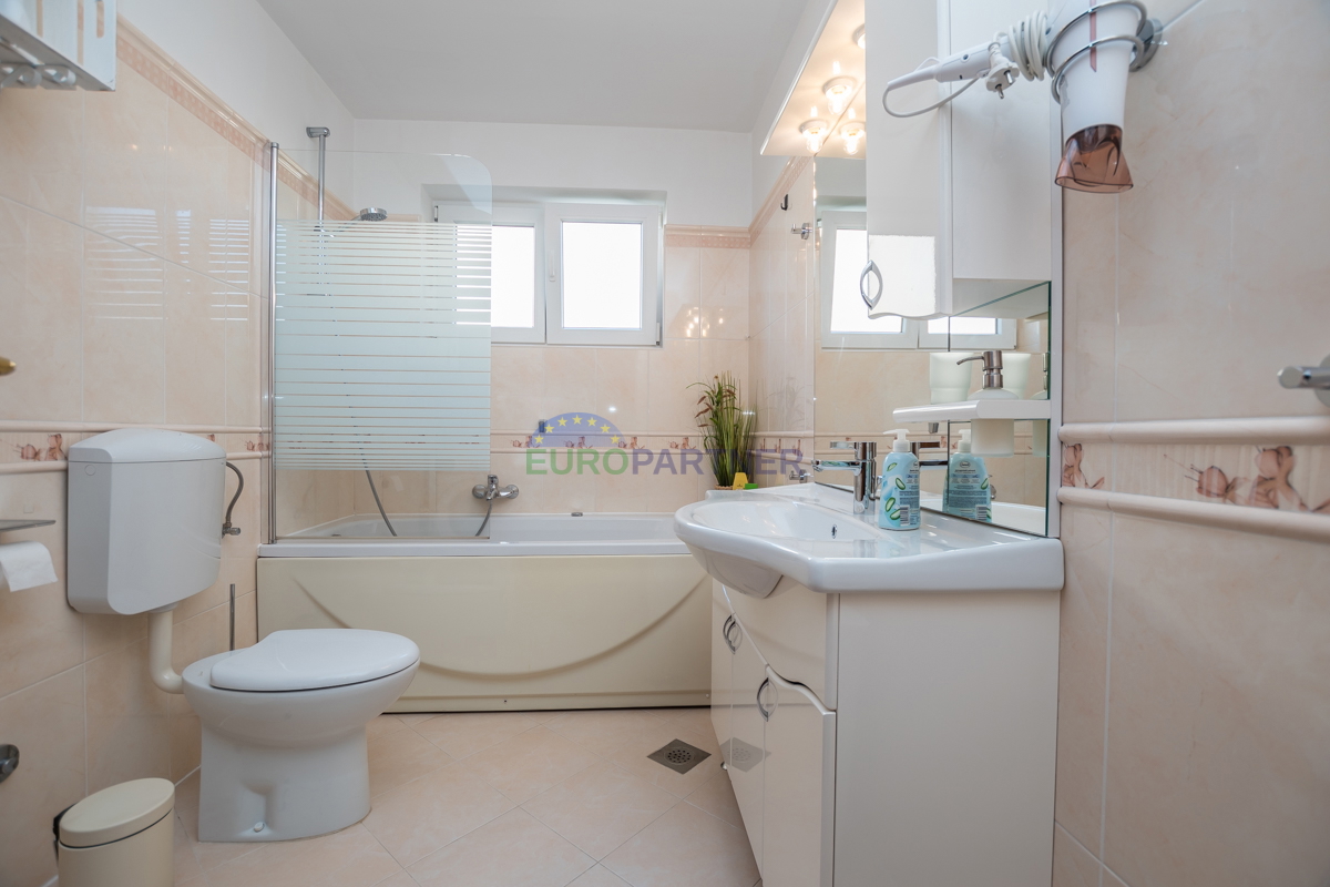 Poreč, appartamento di 90m2 con vista mare! 700m dal mare