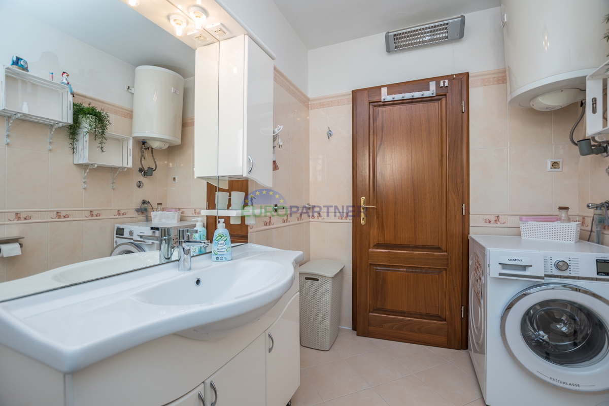 Poreč, appartamento di 90m2 con vista mare! 700m dal mare