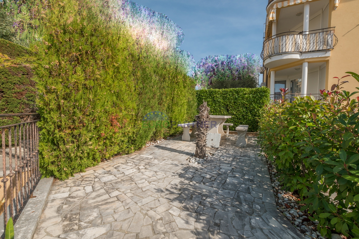 Poreč, appartamento di 90m2 con vista mare! 700m dal mare