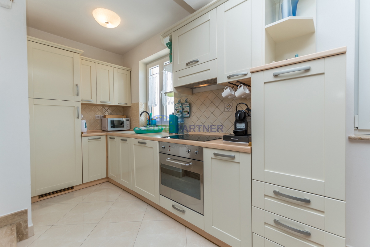 Poreč, appartamento di 90m2 con vista mare! 700m dal mare