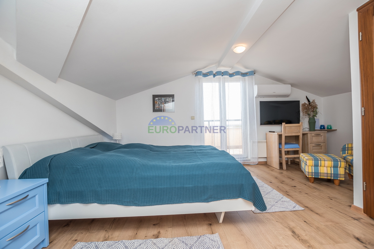 Poreč, appartamento di 90m2 con vista mare! 700m dal mare